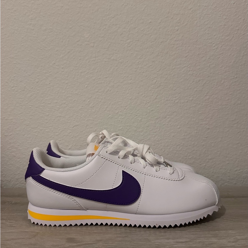 DROP YOUR OFFER! Resells up to $1000!
NIKE CORTEZ GS LAKERS!
Y 4.5, W US 6